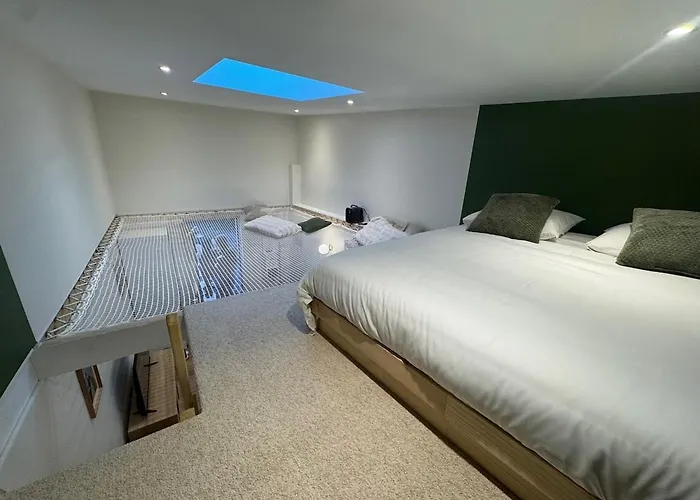 Le Cocon Suspendu Avec Filet Et Cinéma Privé * Caen